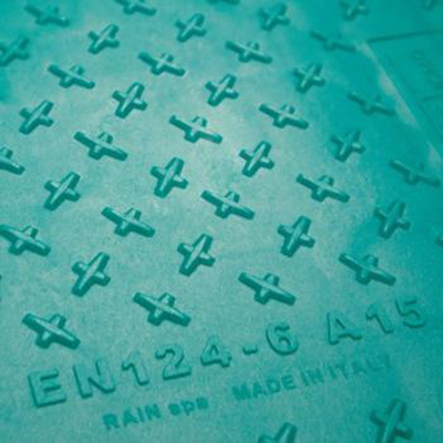 Povinné označenie UNI EN 124-6 A15 na veku šachty RAIN CERT.