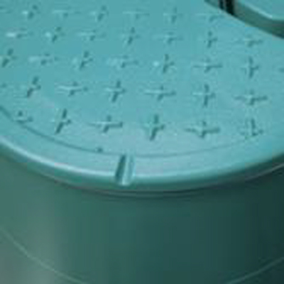 Protišmykové veko s drenážnym systémom